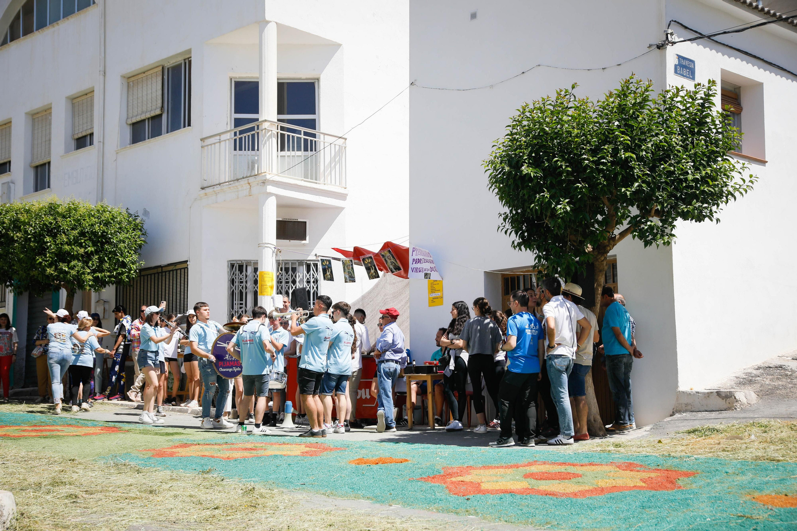 Así es la gran alfombra de serrín para que levite la Virgen de Fátima de Tíjola