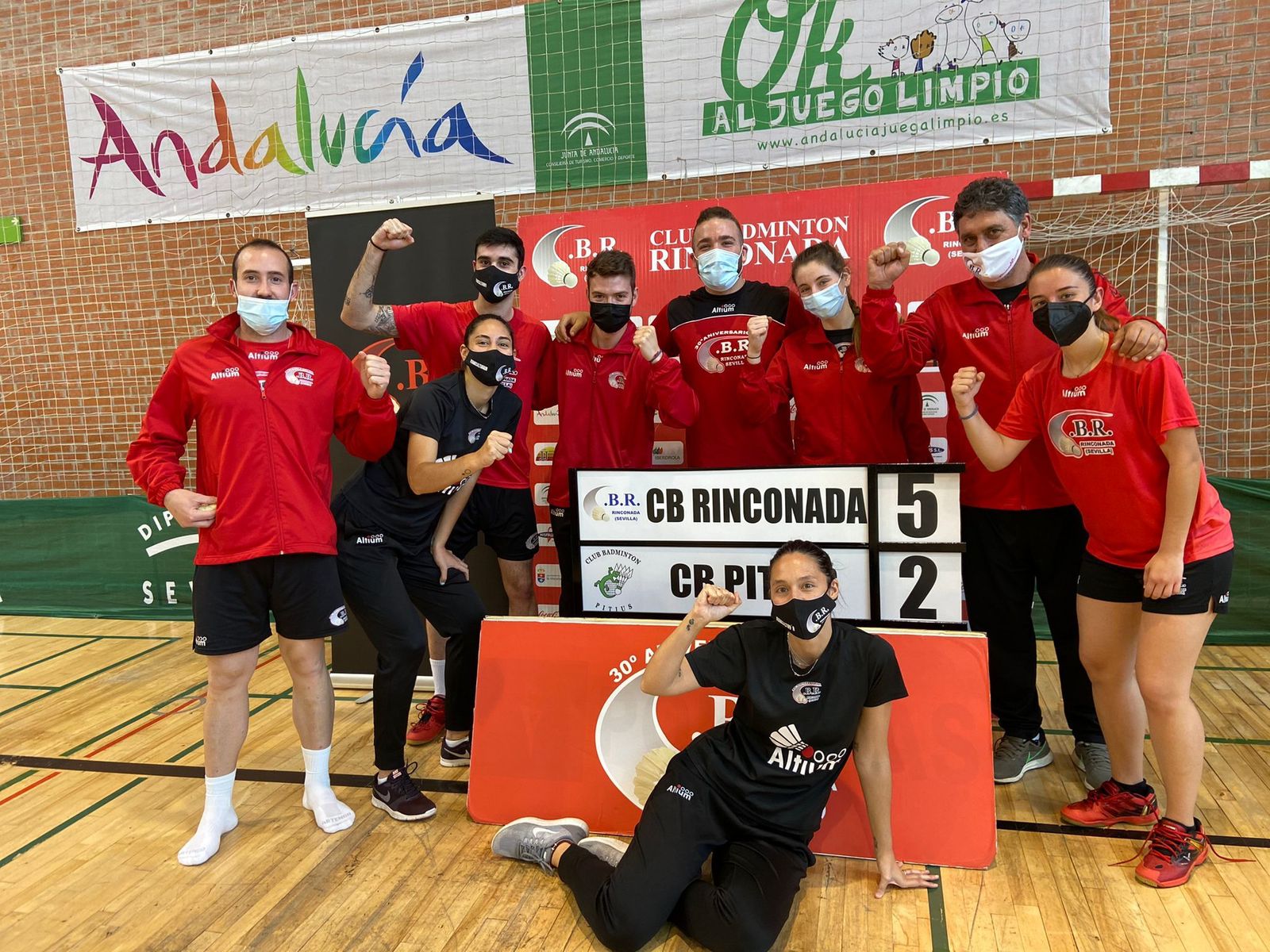 La plantilla del Rinconada posa con el marcador del encuentro.