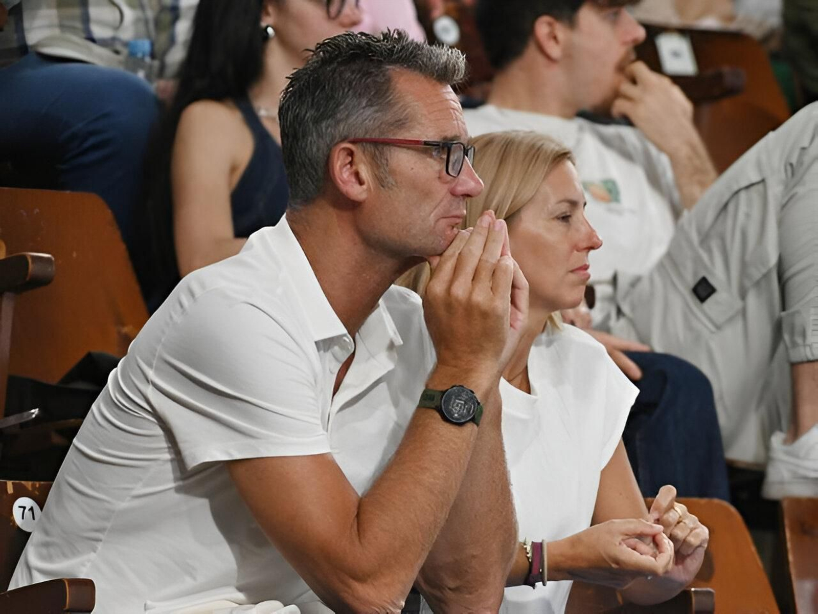 Iñaki Urdangarin y Ainhoa Armentia siguen con atención el partido desde las gradas del Palacio de los Deportes de León.