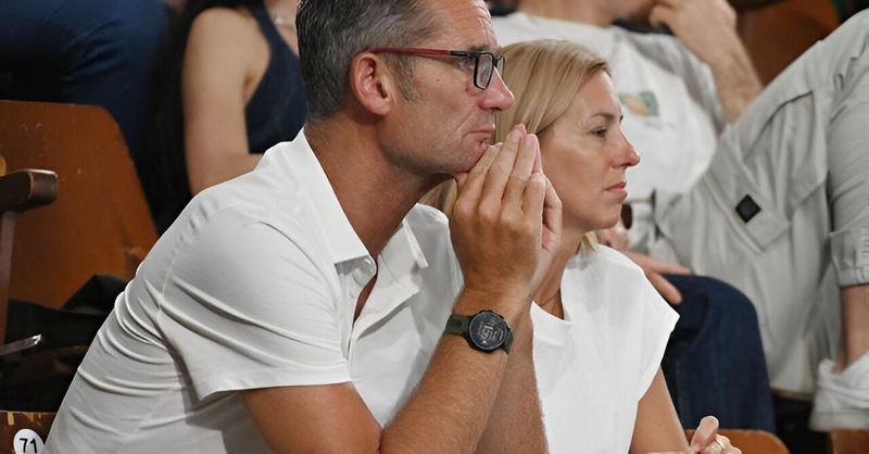 Iñaki Urdangarin i Ainhoa Armentia kibicują Pablo Urdangarinowi podczas meczu Fraikin Granollers