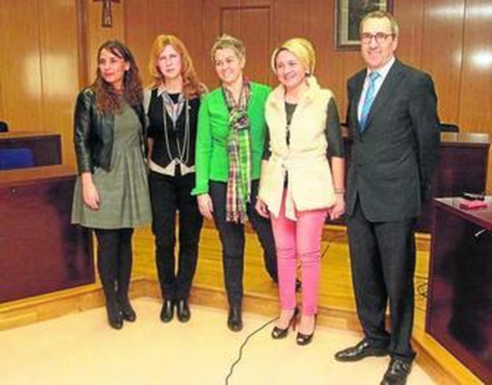 Mariana García, María Dolores Ortega, Eva Buch, Eloisa Cabrera y Marti Solà ayer presentando la muestra.