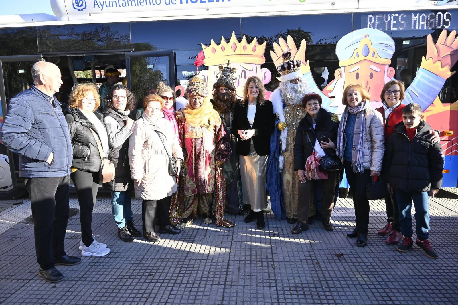 Visita de los Reyes Magos a los ancianos de los asilos de Huelva, en imágenes
