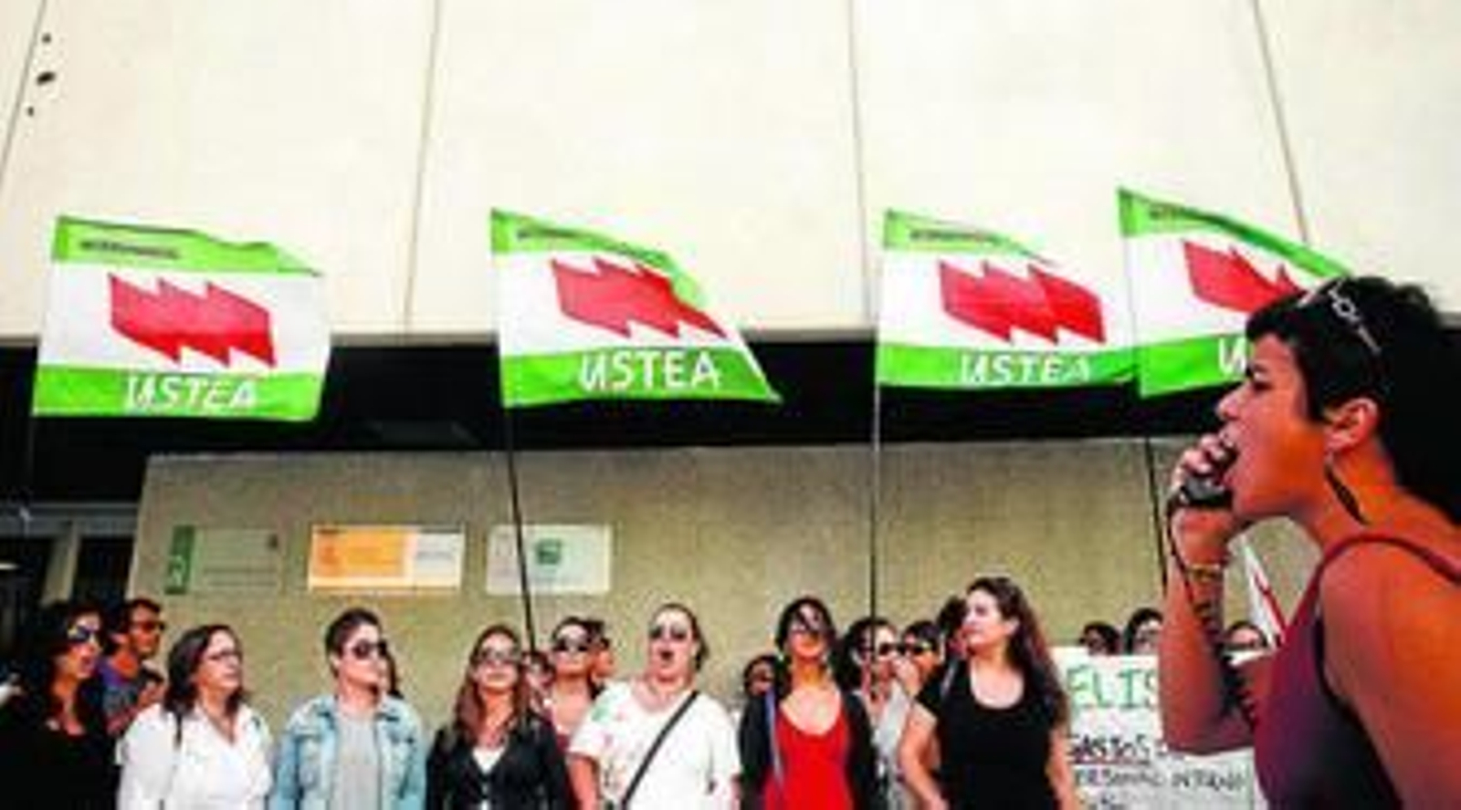 Unas 40 trabajadoras administrativas de colegios de Infantil y Primaria se manifestaron ayer junto a la sede del ISE.