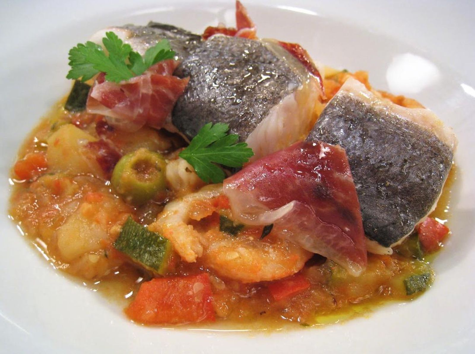 Tacos de merluza sobre pisto de gambas e ibéricos, un homenaje gastronómico al 28-F.