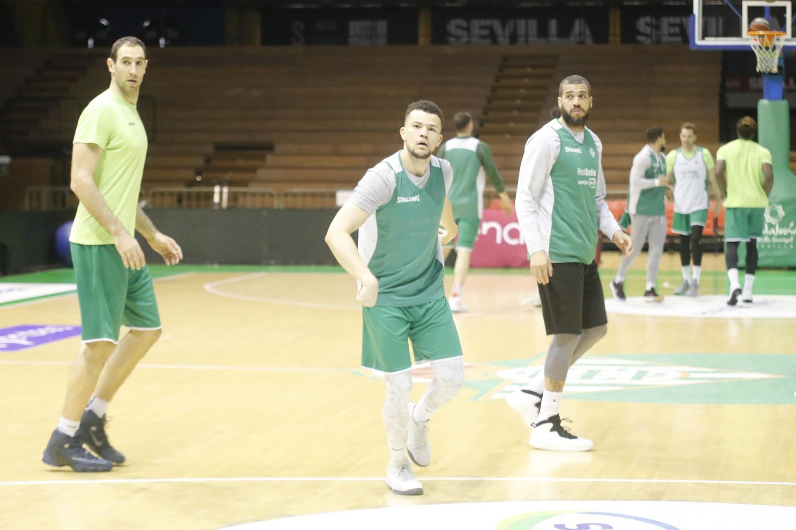Golubovic, Nelson y Schilb se ejercitan sobre el parqué de la pista principal de San Pablo durante un entrenamiento del Betis Energía Plus.