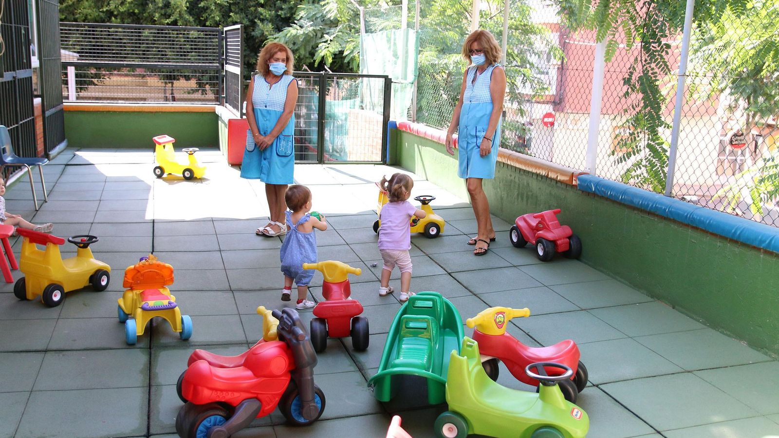 Unos niños juegan en el patio de su guardería