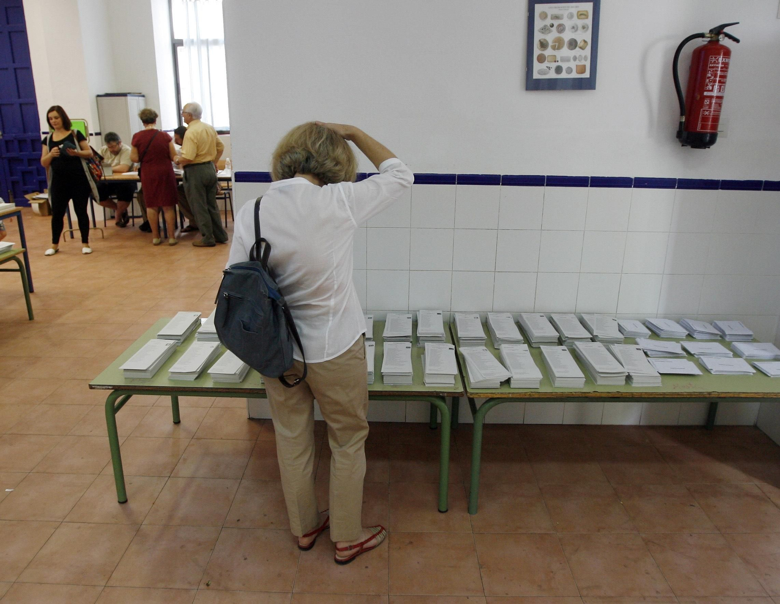 Una mesa electoral con todas las papeletas dispuestas en las elecciones de 2015.