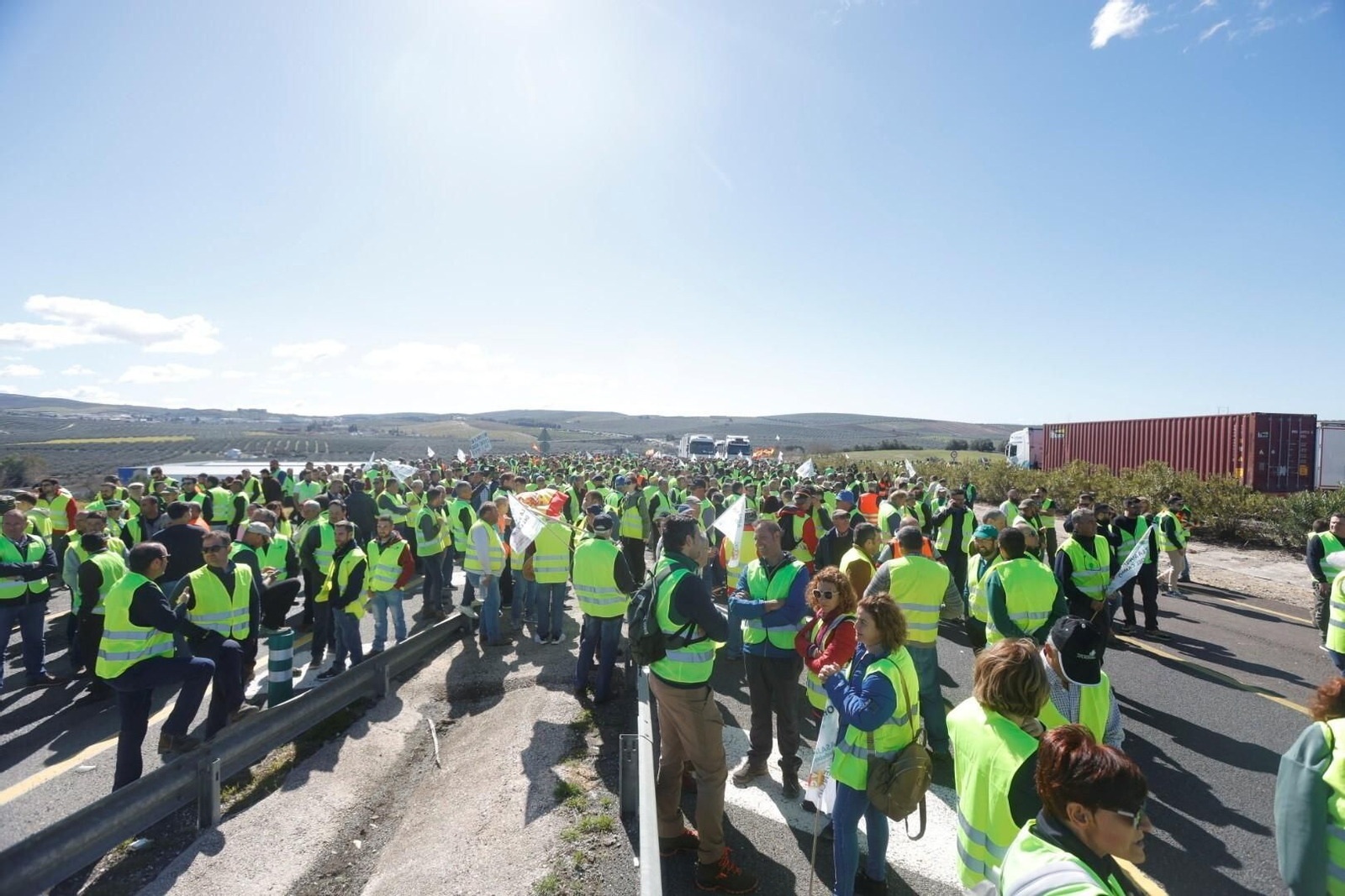 Los agricultores cortan la A-45 en Lucena, en imágenes