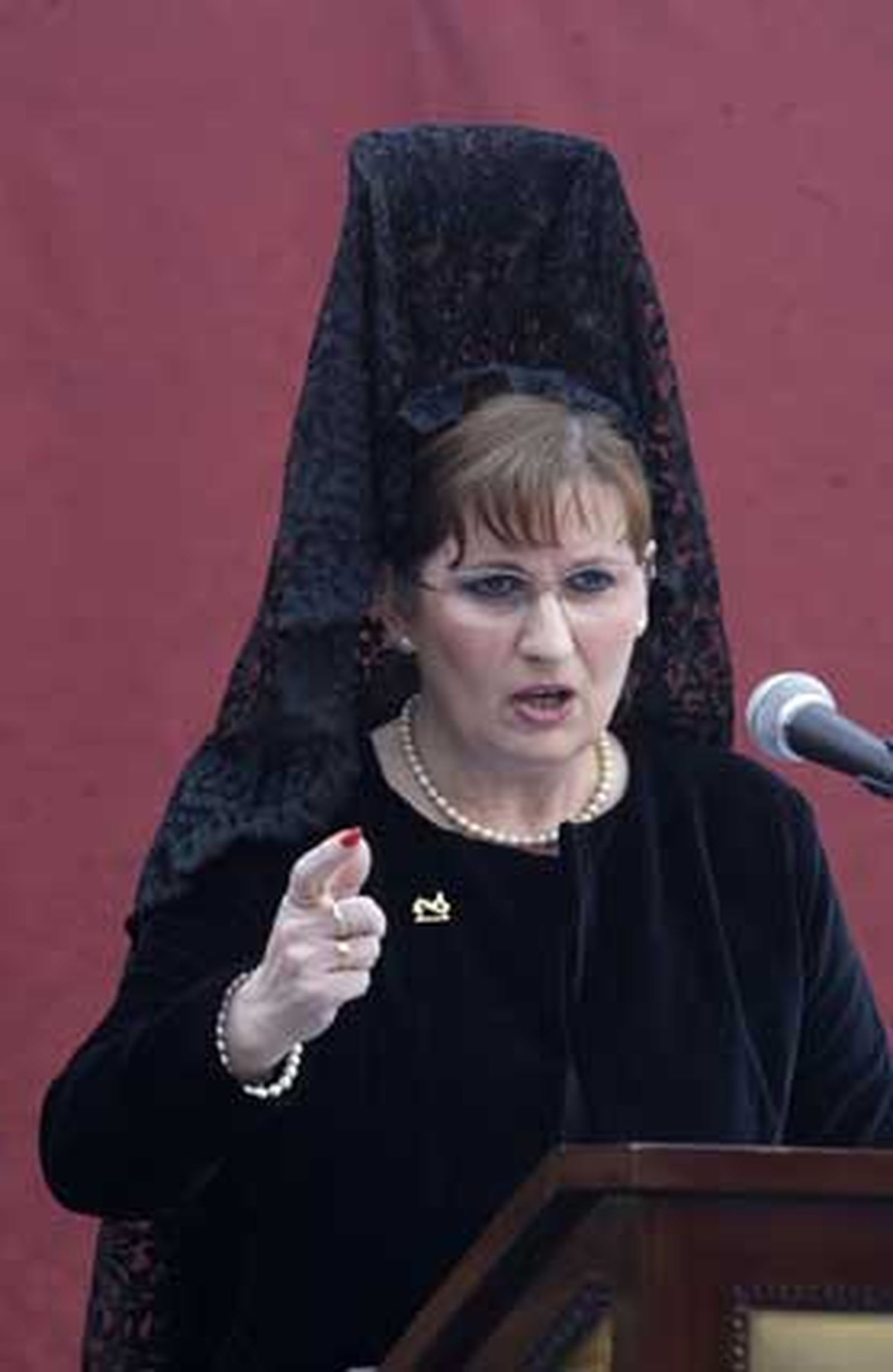 Bedriomo, Ortega y Sanabria acompañan con sus rezos a la presidente de La Levantá, que muestra con emoción todos sus recuerdos cofrades./Erasmo Fenoy

Foto: Erasmo Fenoy