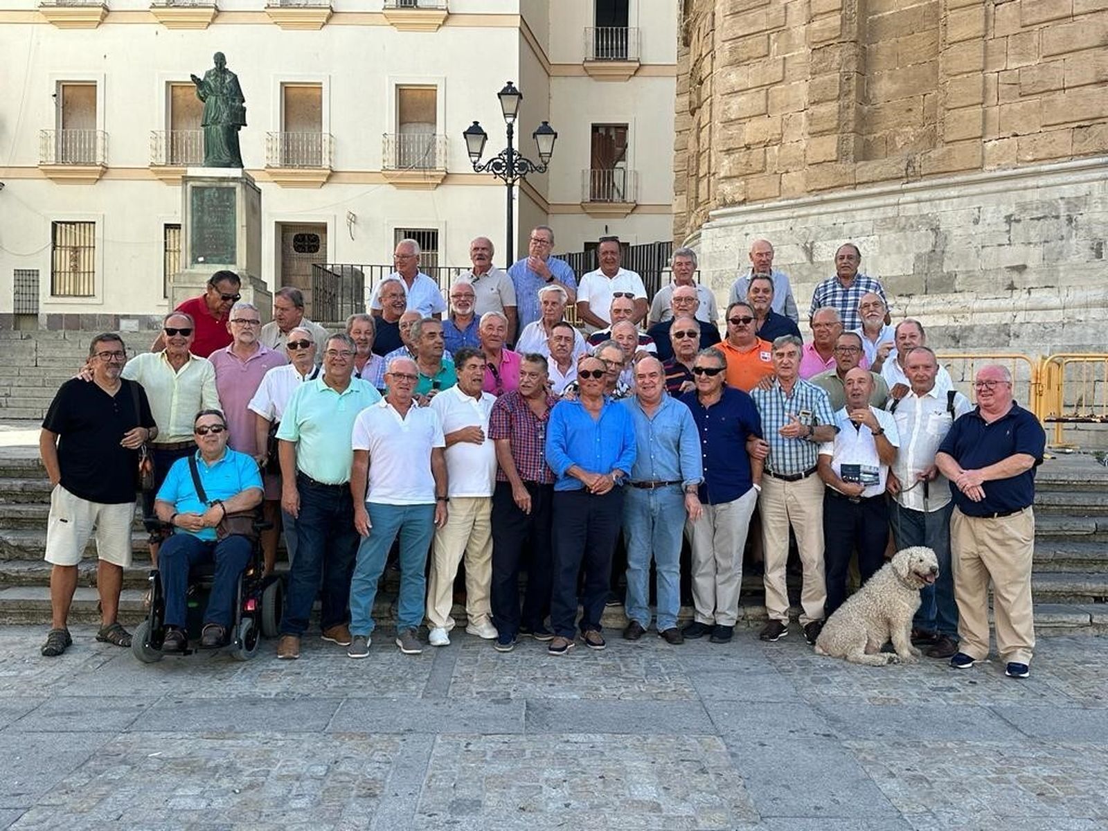El homenajeado Pelayo García Borbolla con Mariano Pastrana, Kiko y Pepe Frontado, Juan de Dios Peña, Manuel Cabezuelo, Antonio Ríos, Juan Puertas, Alfonso Macías, Félix Fernández, Pepe Sánchez, Antonio Tirado, Paco Medina, Matías Larrinaga, Sebastián Garrido, Manuel Romero, Pepe Pastrana, Antonio Queruiga, José Lojo, José L Cabanillas, Joaquín Navas, Paco Cepero, Manuel Domínguez, Francisco Rodríguez, Enrique Orozco, Juan José Barea, Rafa Martín, Joaquín Lluch, Vicente Villegas, José Juan Santos, Manolo Pedreño, José Gomila, Manuel Ramiro, Antonio Cardín, Andrés Arroyo, Raimundo Curtido, Antonio Septién,  Paco Rosano, Enrique Martínez, Caros Medina y Manuel Barea.