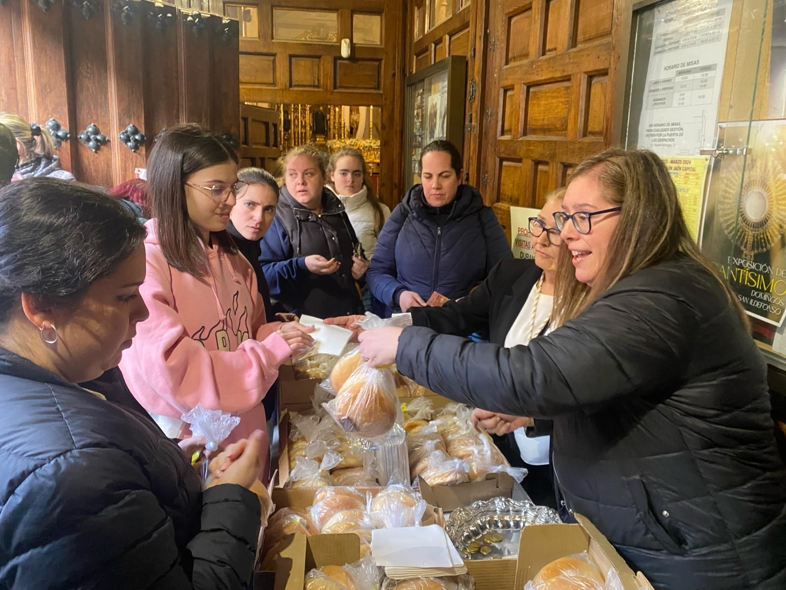 Reparto de ochíos en la puerta de San Ildefonso