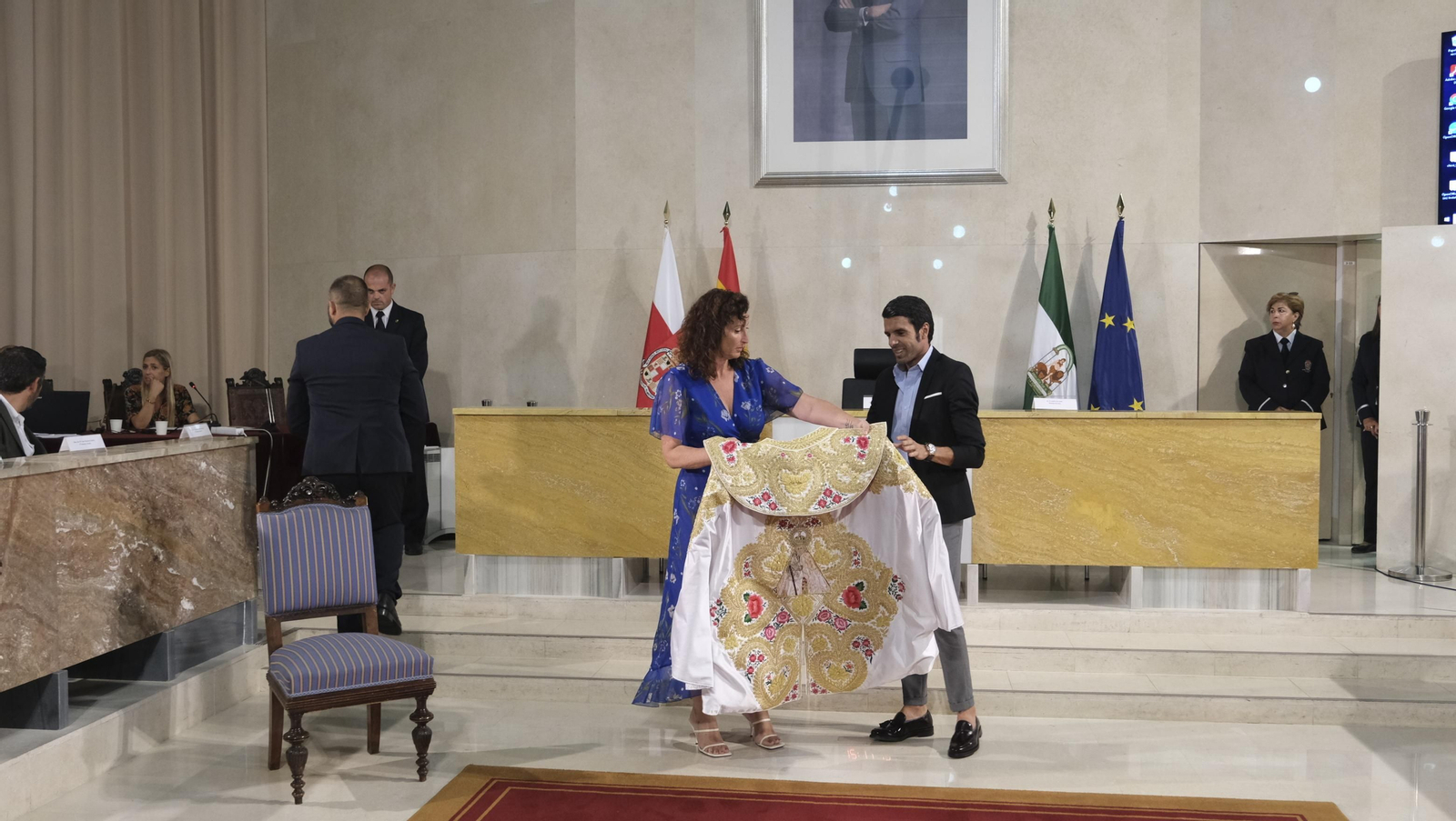 Imágenes de la entrega del capote de paseo de la feria taurina 2021 en honor a la Virgen del Mar, al torero Emilio de Justo