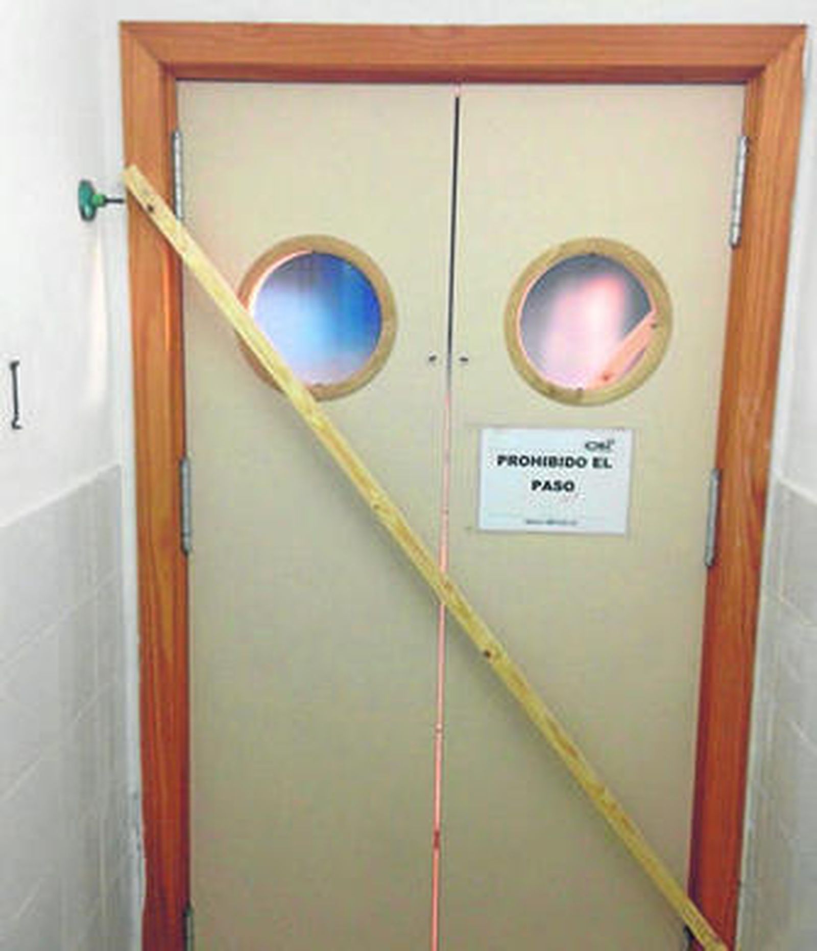 Imagen del exterior de las instalaciones de la piscina cubierta de Los Barrios, a principios de abril.