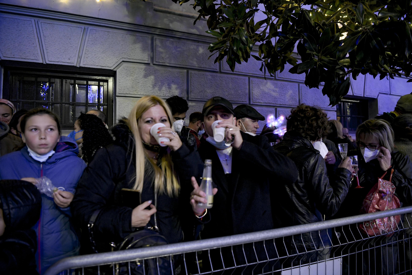 Así fue la Nochevieja 2021 en Granada, en imágenes: uvas en una Plaza del Carmen vallada y ambiente de fiesta en la calle