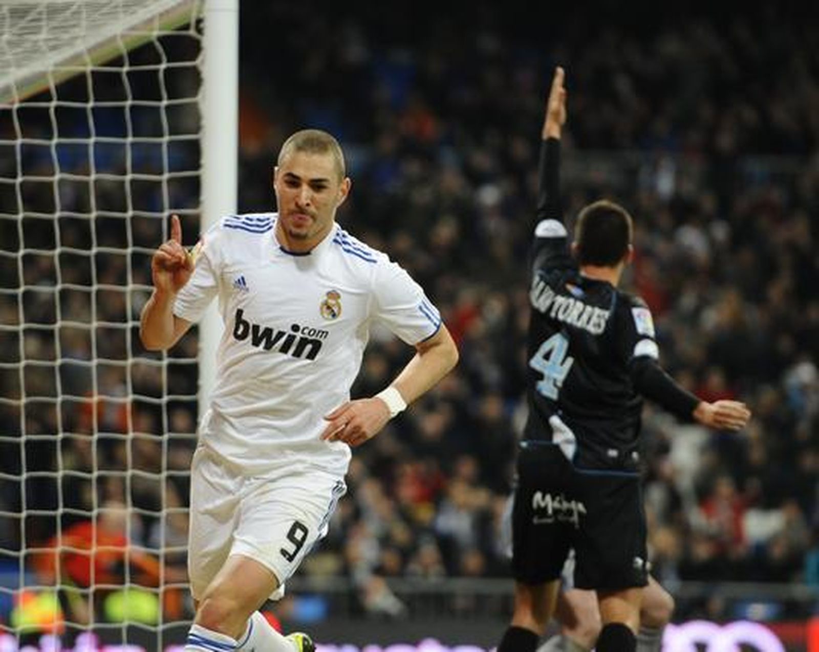 Benzema festeja el primer gol madridista. / Reuters