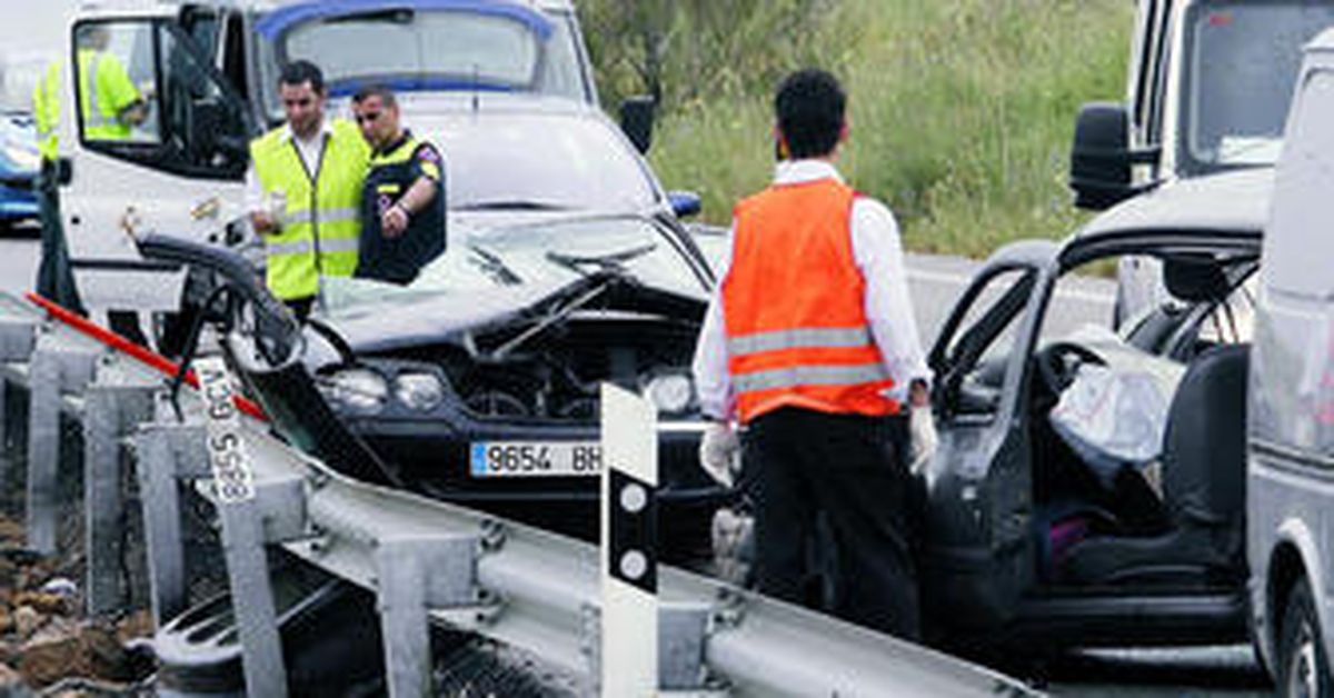 Mueren tres personas en un choque frontal entre dos coches en la N-432