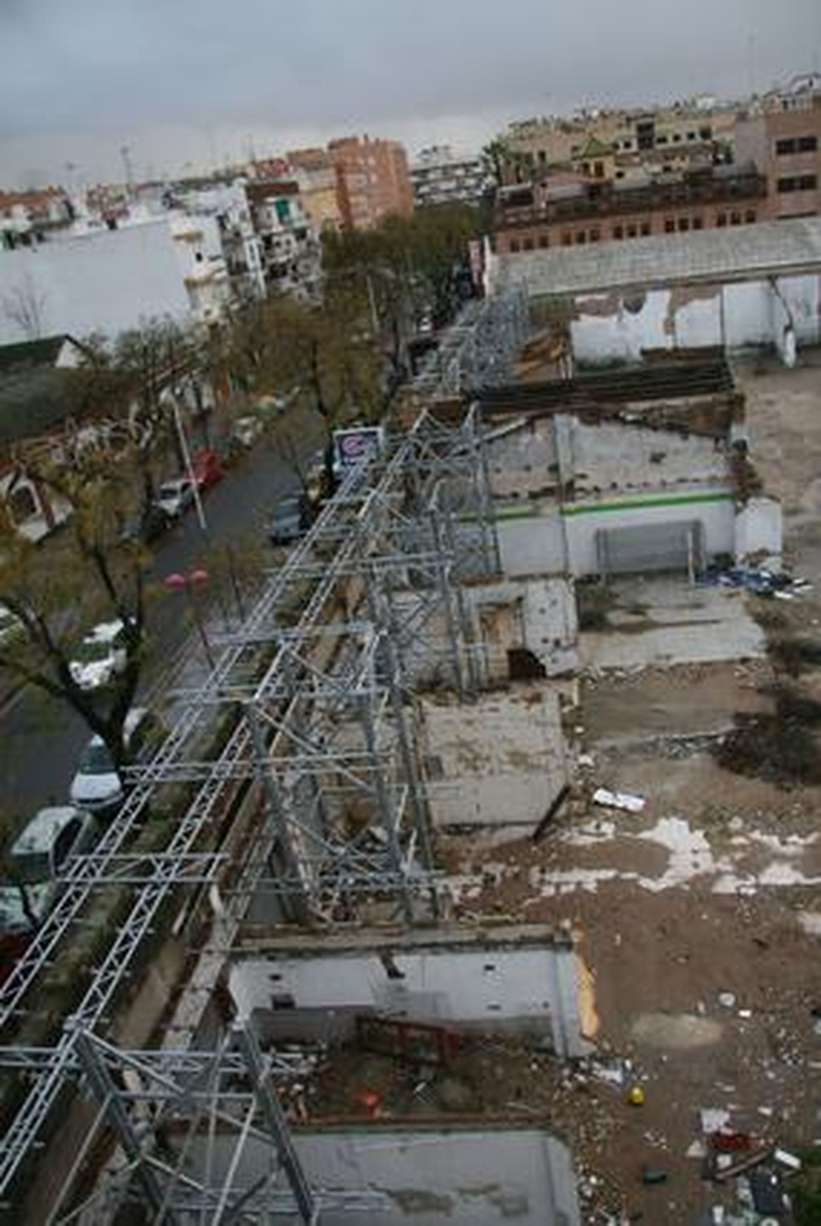 Después de ser el primer sutidor de gasolina de Sevilla y haber sido lugar importante en la exposición del 29, el garage es a día de hoy una muestra más del abandono del patrimonio industrial en la ciudad.

Foto: Victoria Hidalgo