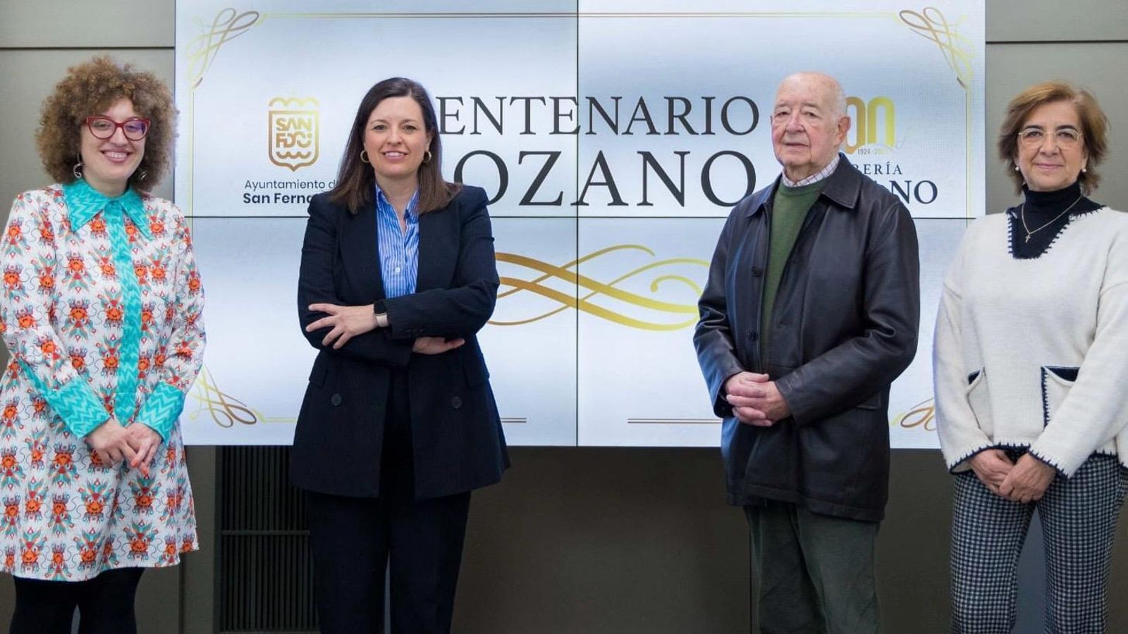 De izquierda a derecha, Pepa Pacheco, concejala de Cultura; Patricia Cavada, alcaldesa de San Fernando; el librero Francisco de Paula García Barroso y su hija, Cristina García Guaita, la tercera generación al frente del negocio familiar.