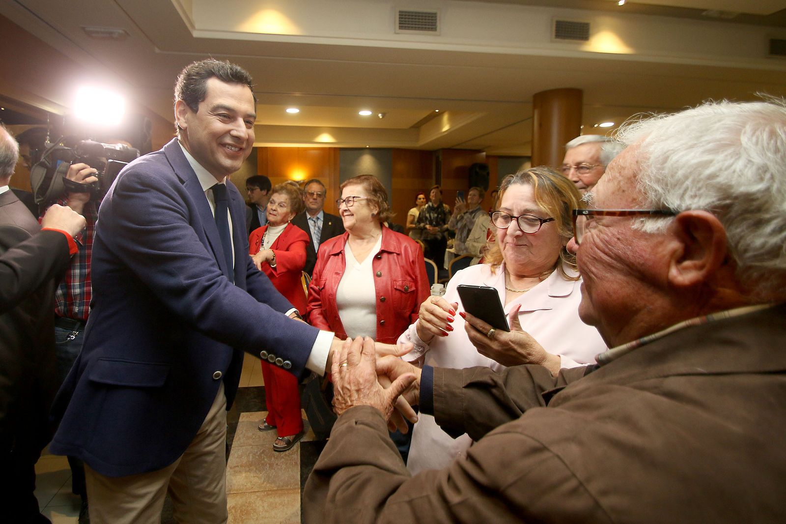 Las imágenes de la visita de Juanma Moreno a Almería