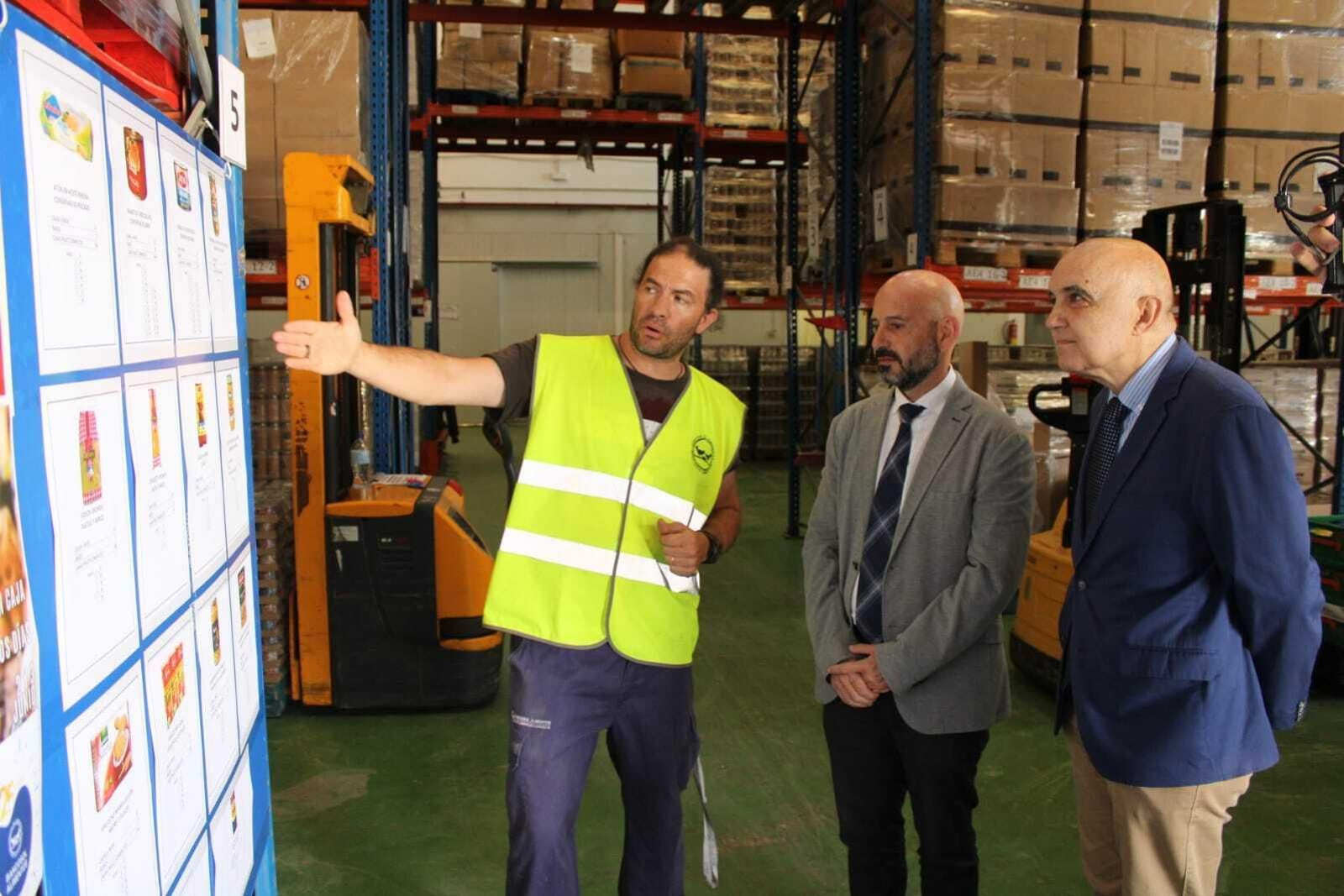 Visita del subdelegado del Gobierno, Javier Salas, a Bancosol este lunes.