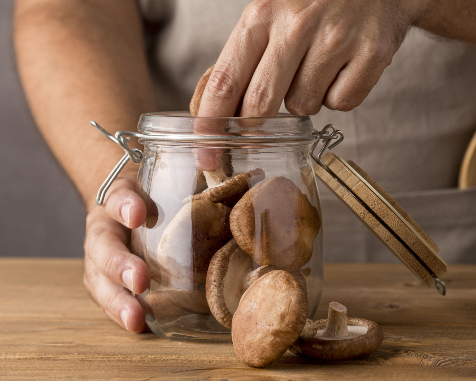 Amplían la alerta asociada a la presencia de estafilococos en hongos en aceite de oliva