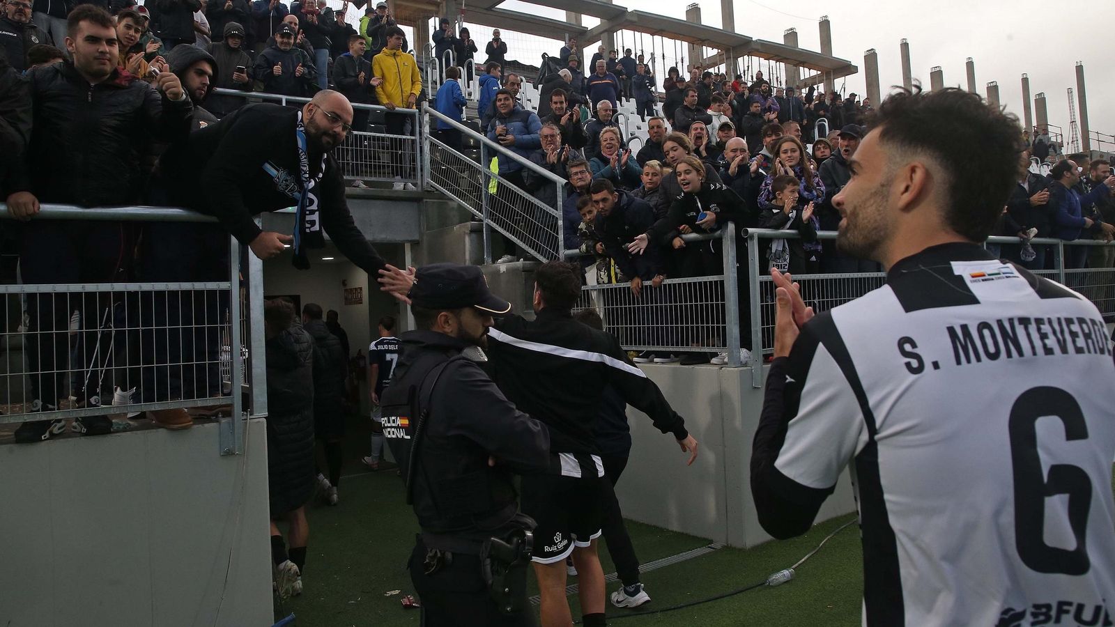 Sergi Monteverde intercambia aplausos con el público tras el Balona-Marbella del pasado curso