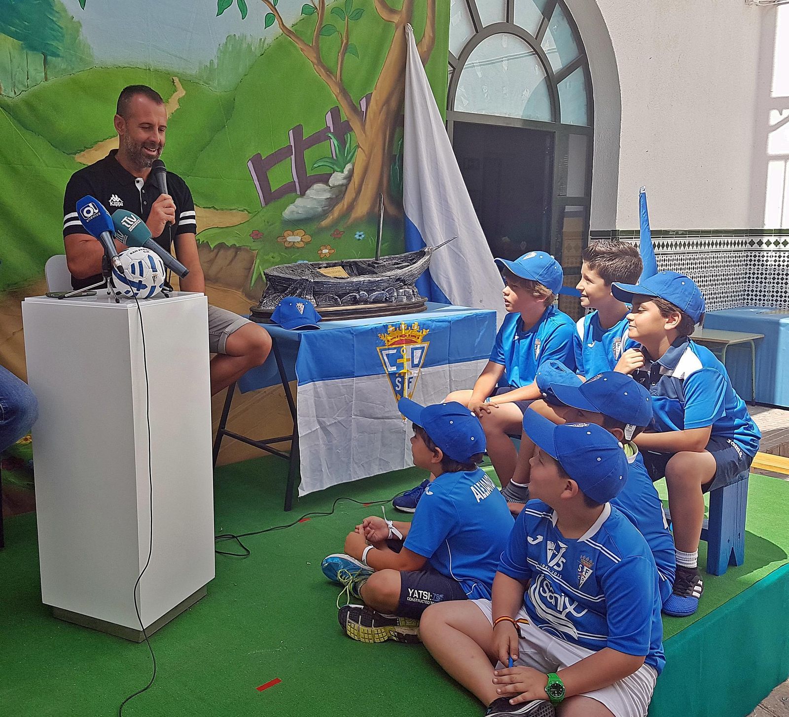 Toni Doblas se dirige a los pequeños en el acto celebrado en el Colegio Almirante Laulhé.