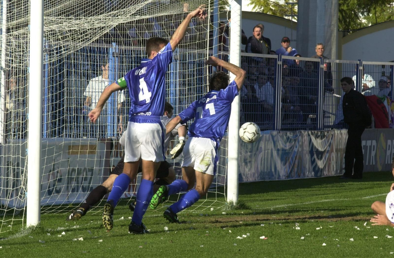 Julio Pineda, en el momento de anotar el gol del triunfo ante el Jaén en La Juventud.