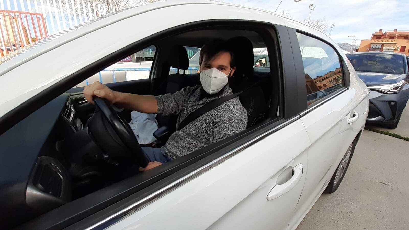 Los coches haciendo cola en el recinto de la Feria de Muestras