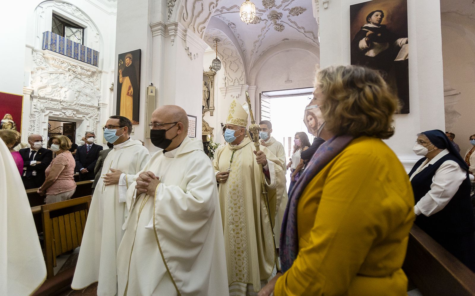 Imágenes de la celebración del día de la Virgen del Rosario en la iglesia de Santo Domingo