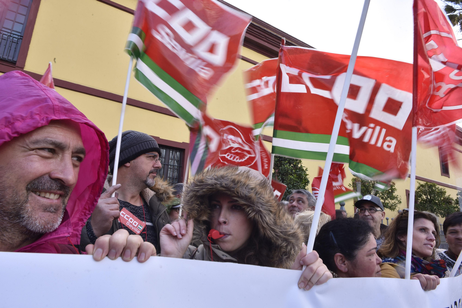 Parte de la plantilla del Ayuntamiento de Huévar protestando por los impagos de las nóminas ante la Diputación.