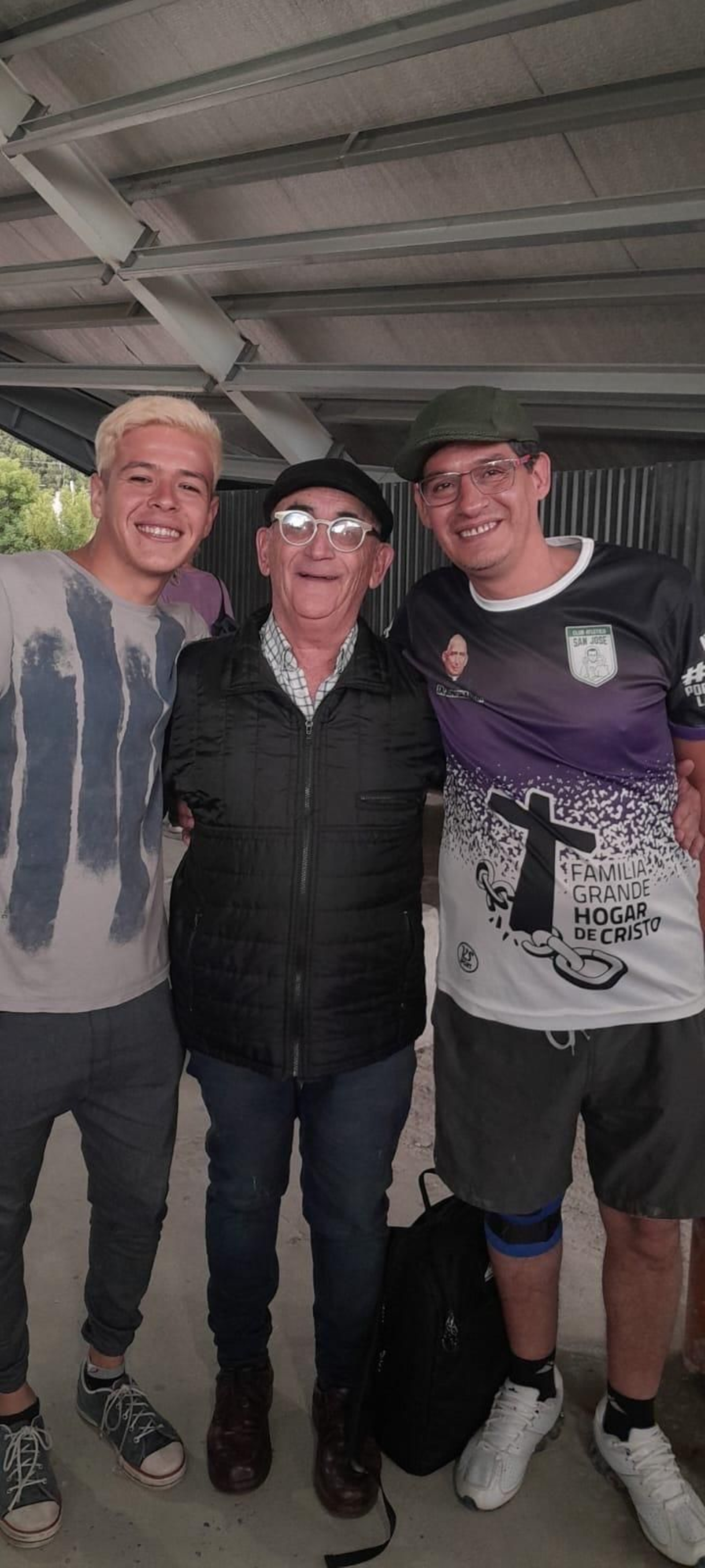 Luis García, en el centro, junto a Jorge, coordinador de la pastoral de adicciones y Pablo, acompañante en el centro de día