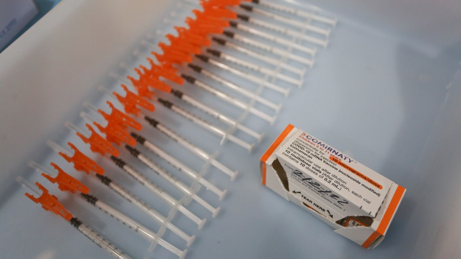 Las vacunas pediátricas se diferencian de las normales por el color naranja.