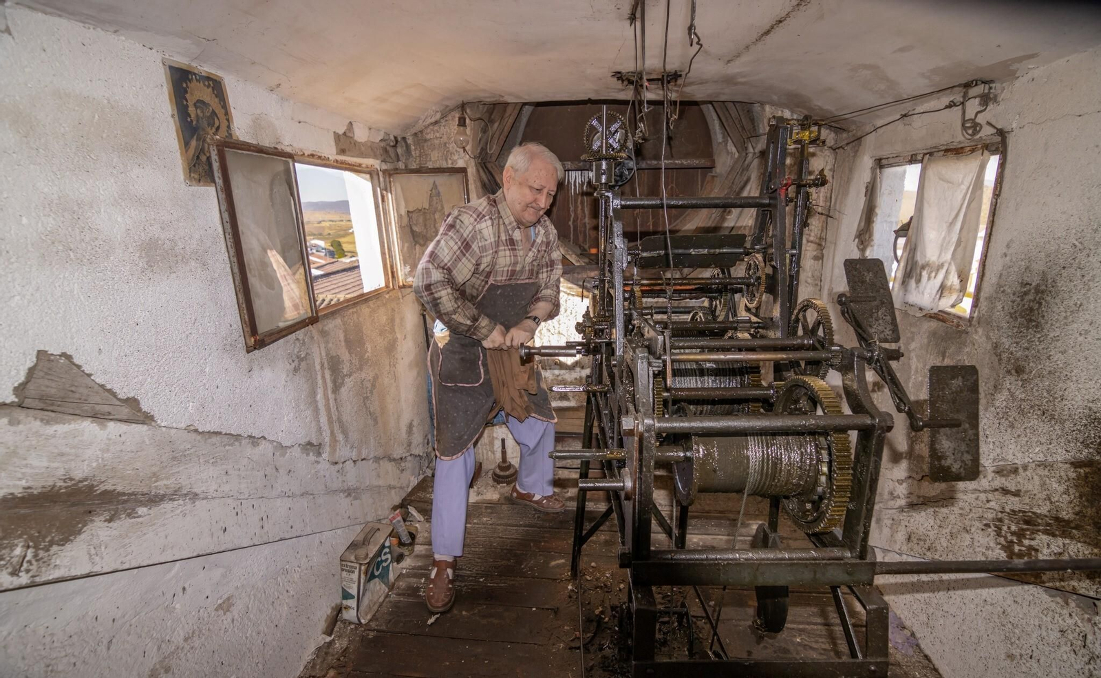 Nicolás Barrena da cuerda al reloj del Ayuntamiento de Belmez.