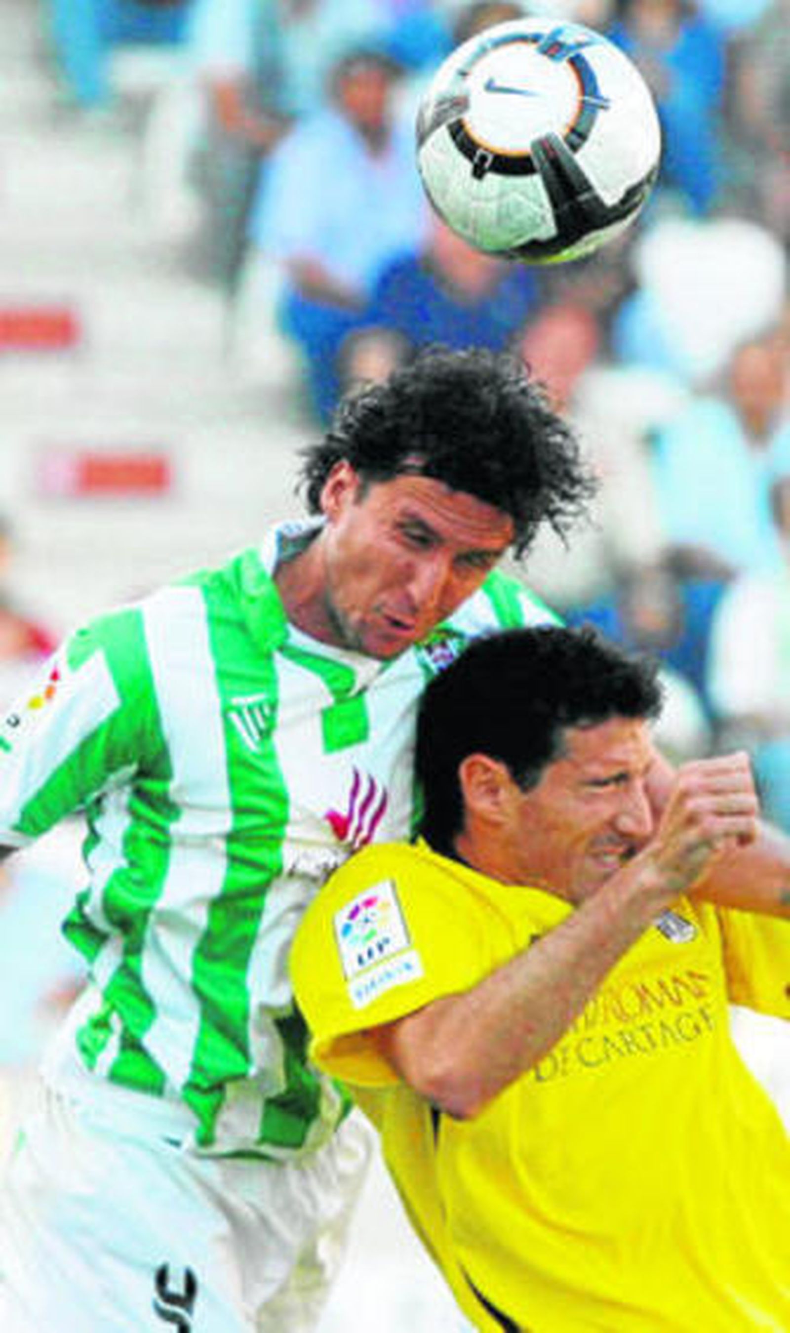 Gaspar Gálvez forcejea con un jugador del Cartagena en un partido de la temporada pasada.