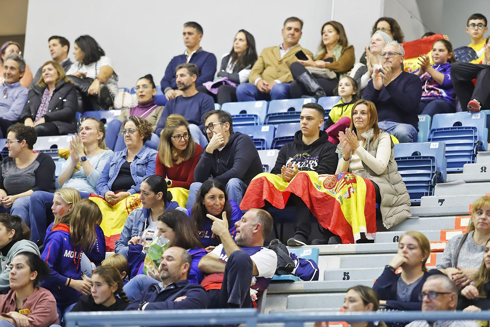 Ambiente en las gradas en el partido de la selección Española femenina de baloncesto contra Islnadia
