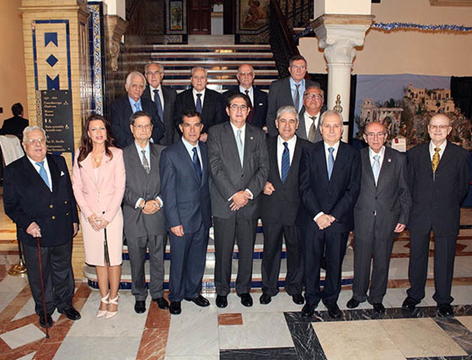 José Joaquín Gallardo (en el centro), decano del Colegio de Abogados de Sevilla, con la decana del Colegio de Procuradores, Isabel Escartín; el presidente del Tribunal Superior de Justicia de Andalucía (TSJA), Lorenzo del Río; Manuel Damián Álvarez, presidente de la Audiencia Provincial; Antonio Dorado, secretario general de la Administración de Justicia, y los colegiados que este año cumplen sus Bodas de Oro dentro de la corporación  Foto: Victoria Ramírez