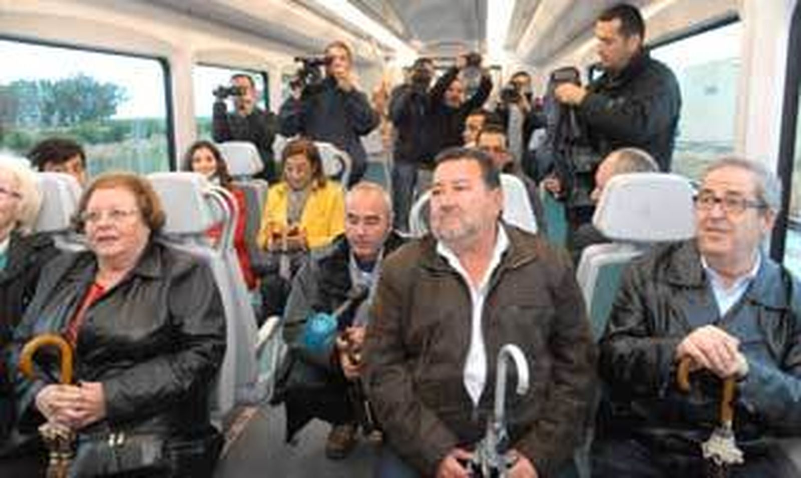 Representantes de entidades de distintos ámbitos de San Fernando y Chiclana, ayer en el tranvía. /Rioja