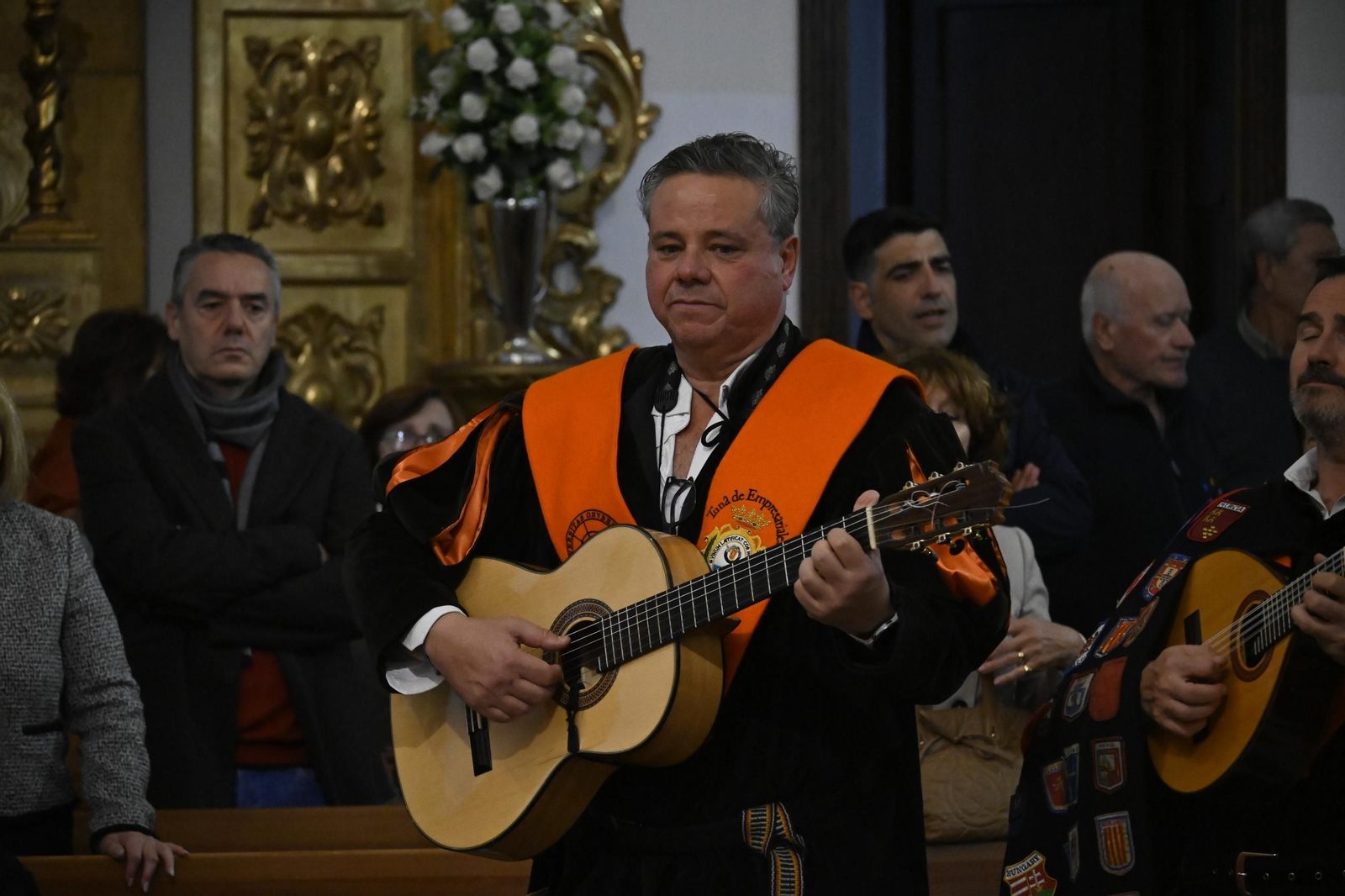 Imágenes de la tradicional tuna de empresariales tocando en el monumento de la Inmaculada