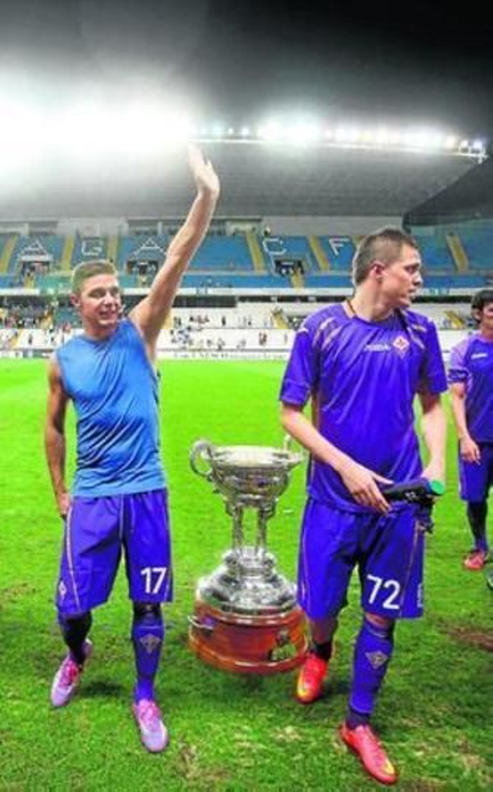Joaquín saluda a la afición al lado del trofeo.