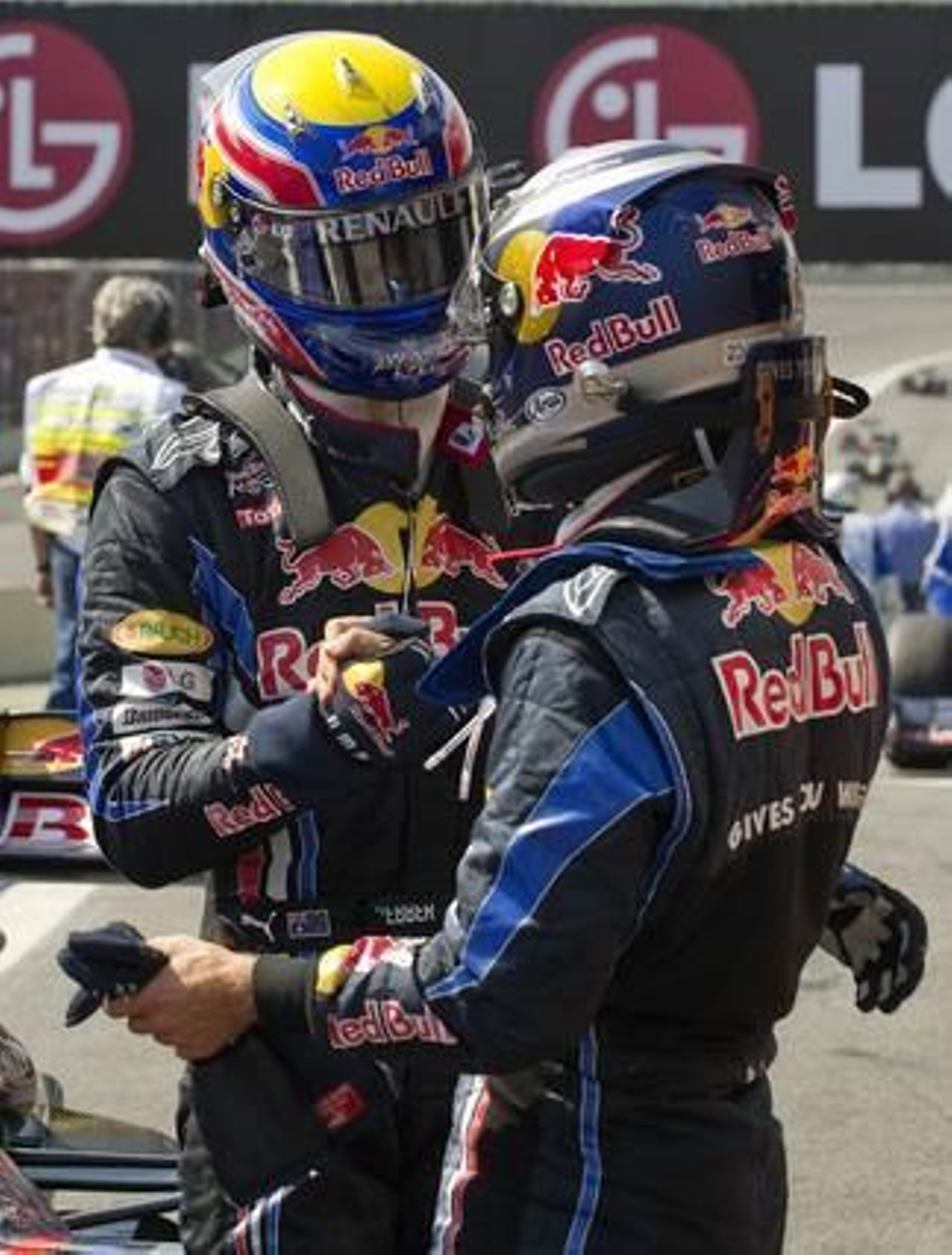 Vettel gana en Interlagos por delante de Webber y Alonso. / AFP