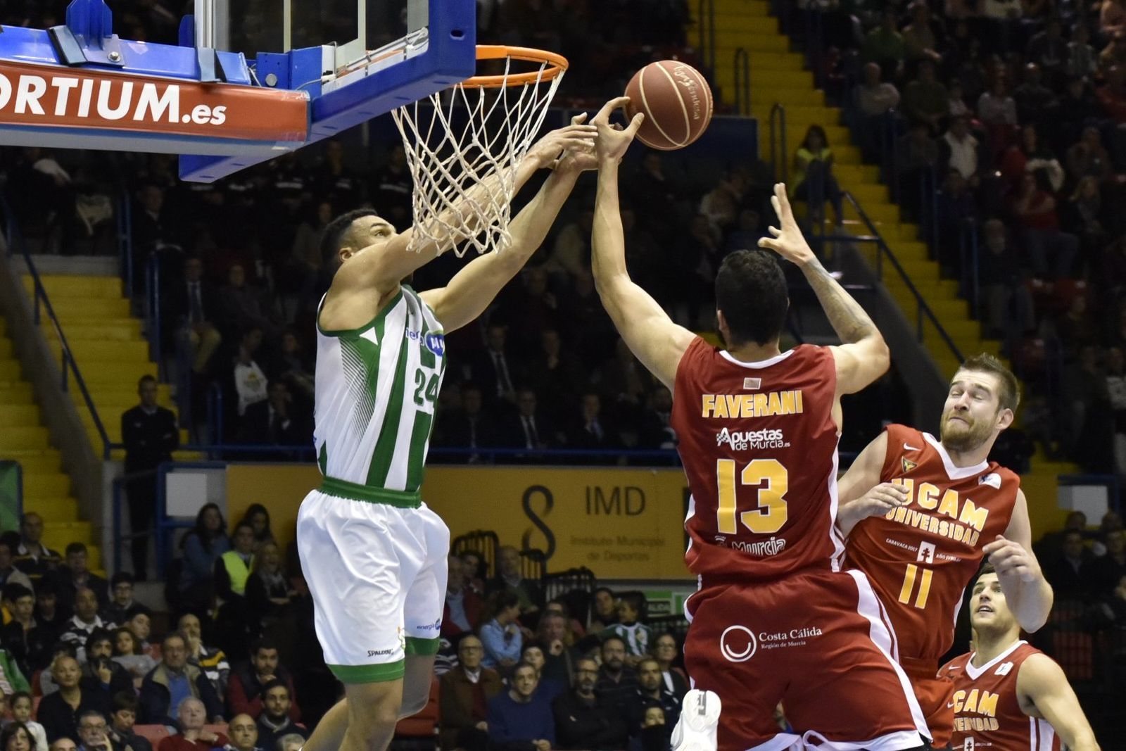 Lockett intenta bloquear el tiro de Vitor Faverani.