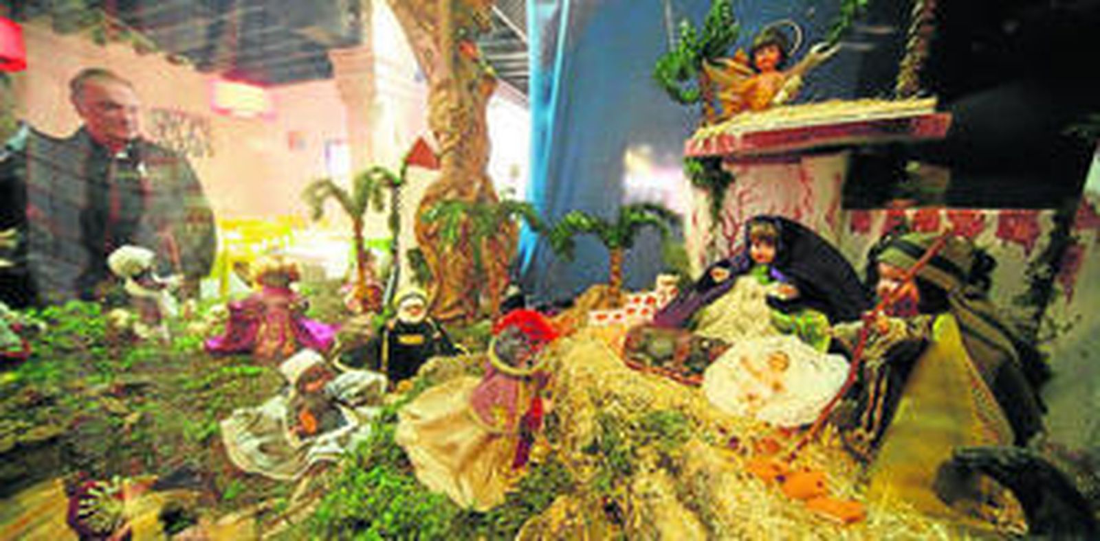 El nacimiento con los Reyes Magos acercando sus pasos al portal.