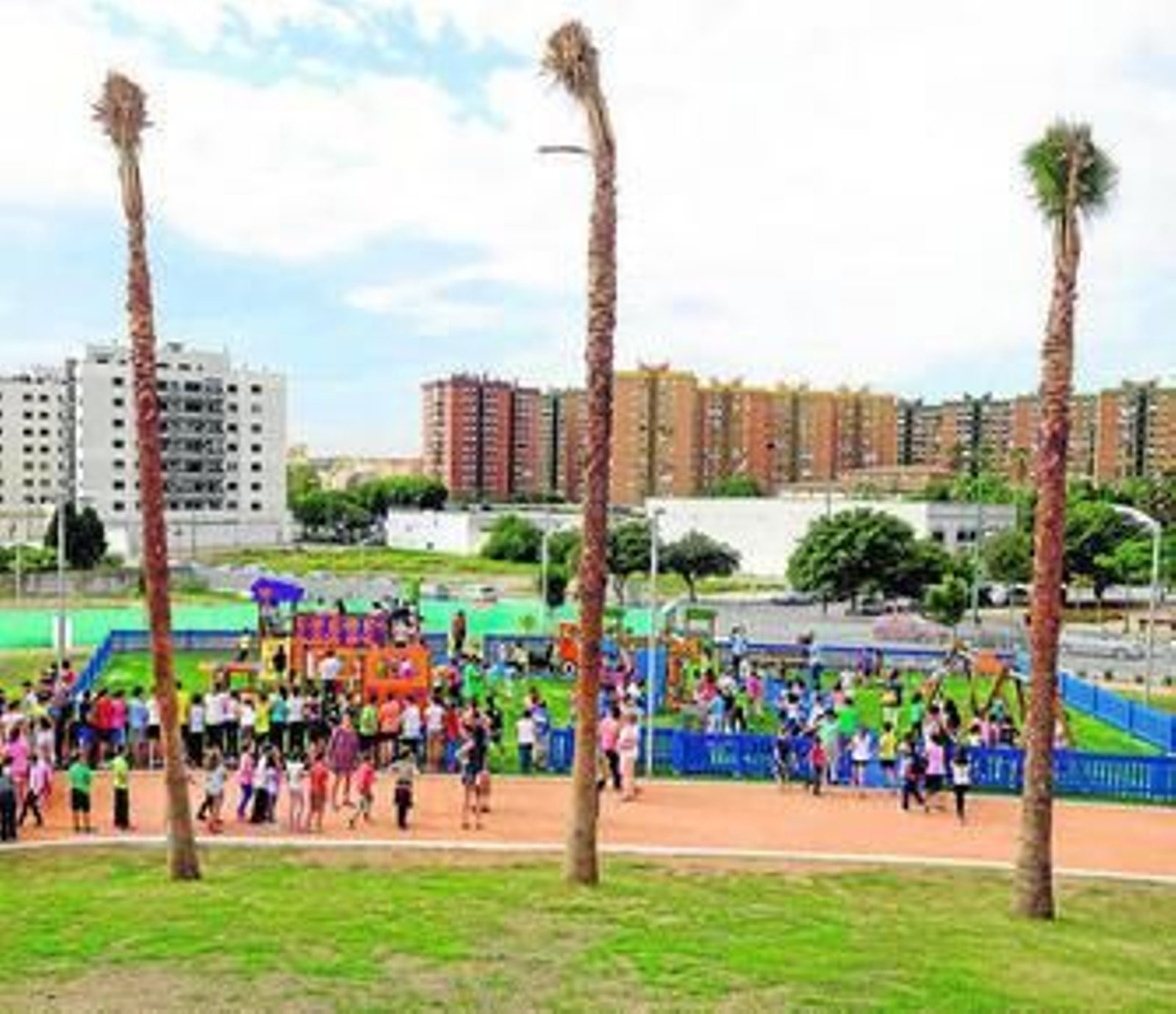 Decenas de niños, ayer, en la inauguración de la zona infantil del parque de San Rafael.