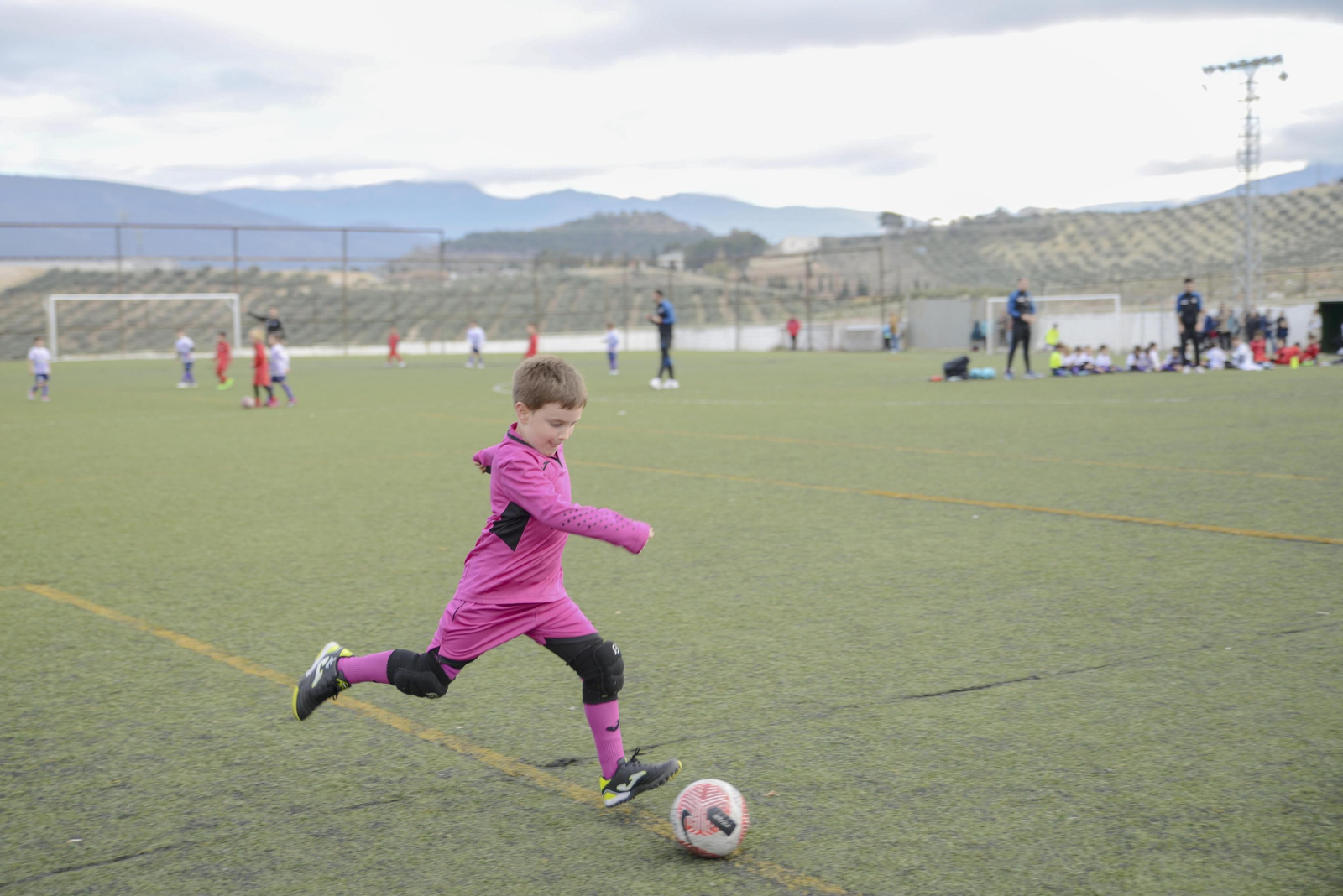 Más de 600 niños jiennenses juegan al fútbol para donar alimentos y juguetes en Navidad