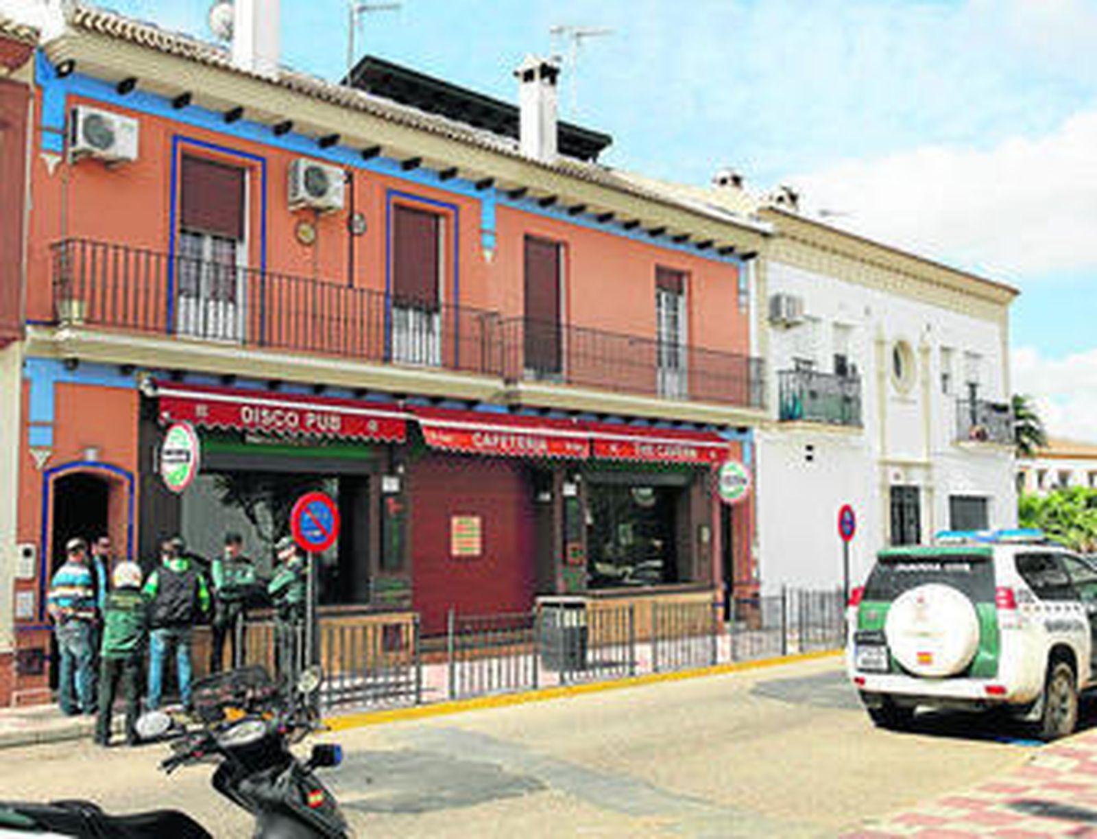 La Guardia Civil, delante de la casa donde se produjo el crimen en Almonte.