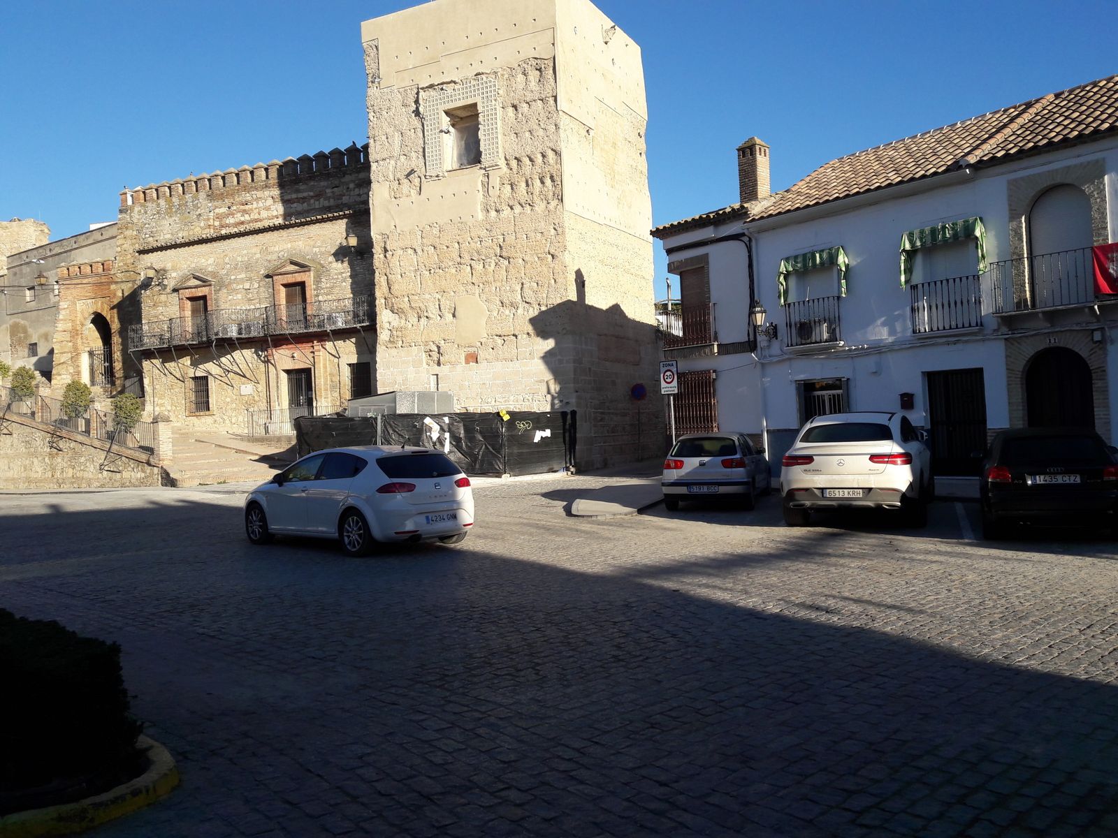 Aspecto actual de la torre del Castillo de Santaella desde la plaza Mayor.