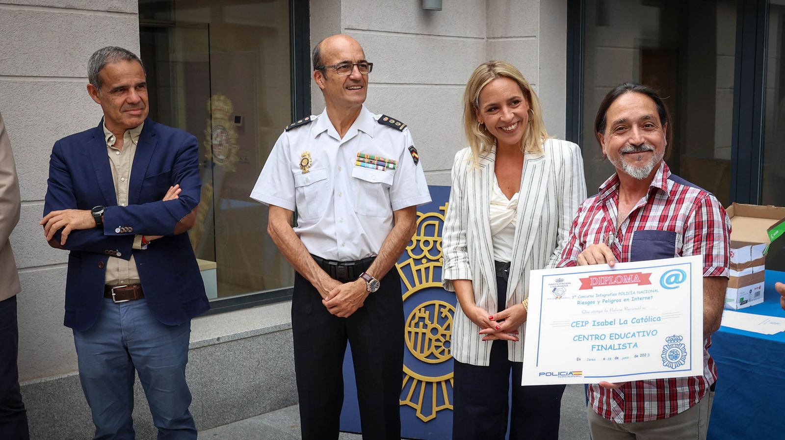 La policía entrega los 3º Premios de Infografías Sobre el Riesgo de Internet a escolares de Jerez