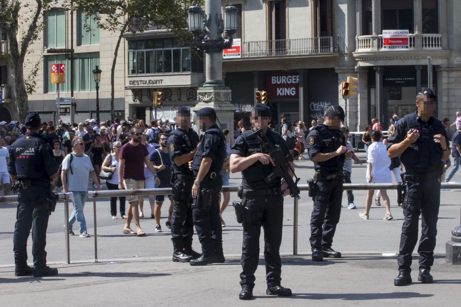 Varios policías en Las Ramblas de Barcelona