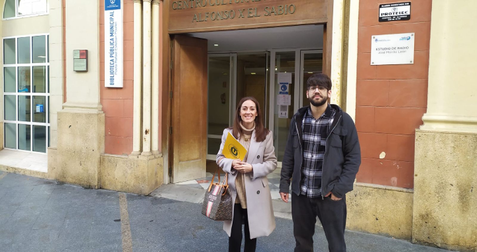 Ana Rizo e Ignacio Arias, ante la biblioteca municipal Rafael Esteban Poullet.